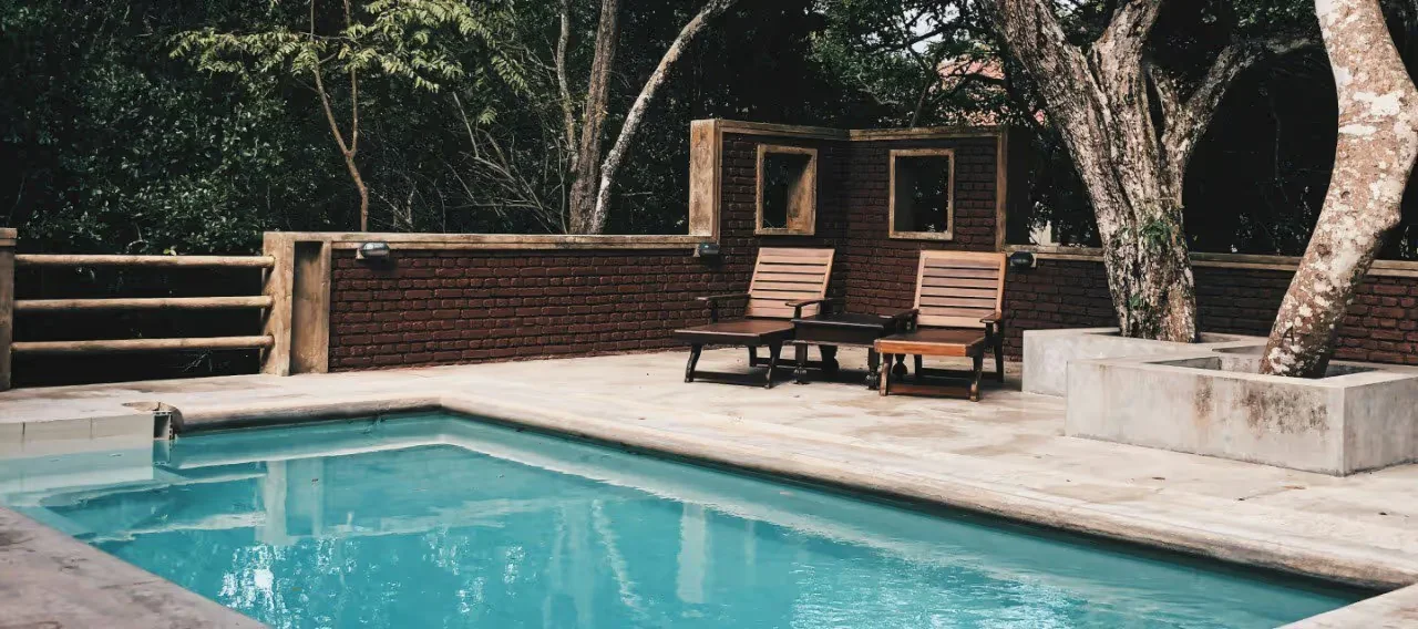 Chaises longues de luxe face à la mer